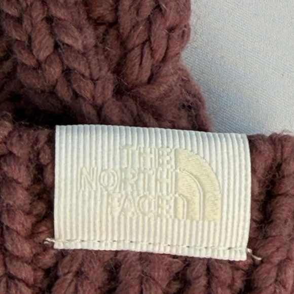 The North Face Oh Mega Pom Knit Beanie Mauve NWT - Picture 2 of 5